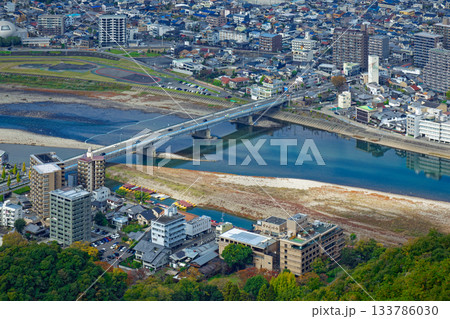 金華山展望台より長良川方面の街並みを望む 133786030