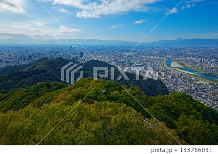 金華山展望台よりJR岐阜駅方面の街並みを望む 金華山展望台よりJR岐阜駅方面の街並みを望む 133786031