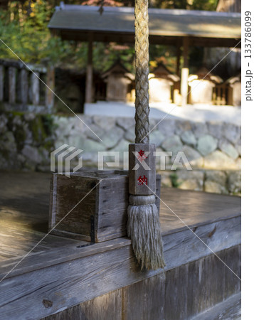 神社の鈴緒と賽銭箱 133786099