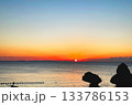海に沈む太陽・夕焼け 133786153