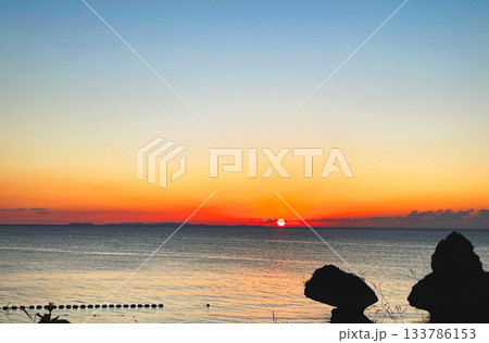 海に沈む太陽・夕焼け 海に沈む太陽・夕焼け 133786153