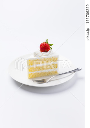 皿に盛られたケーキ ショートケーキ 白背景 133786229