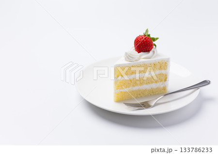 皿に盛られたケーキ ショートケーキ 白背景 133786233