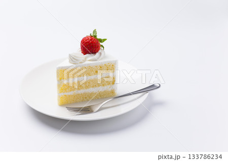 皿に盛られたケーキ ショートケーキ 白背景 皿に盛られたケーキ ショートケーキ 白背景 133786234