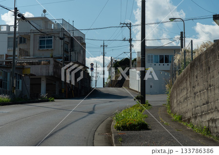 快晴の空と路地裏の街並みの分かれ道 133786386