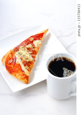 ピザとコーヒー - チーズとベーコンをたっぷりのせたトマトソースのピザとコーヒーのランチ ピザとコーヒー - チーズとベーコンをたっぷりのせたトマトソースのピザとコーヒーのランチ 133786411