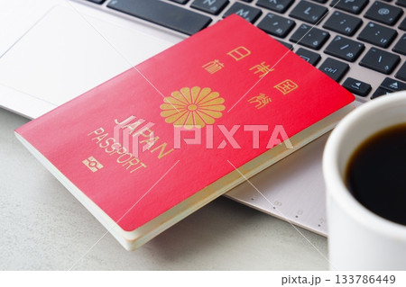 パスポート - パスポート(一般旅券10年用赤色)を用意して、海外旅行を計画しているイメージ パスポート - パスポート(一般旅券10年用赤色)を用意して、海外旅行を計画しているイメージ 133786449