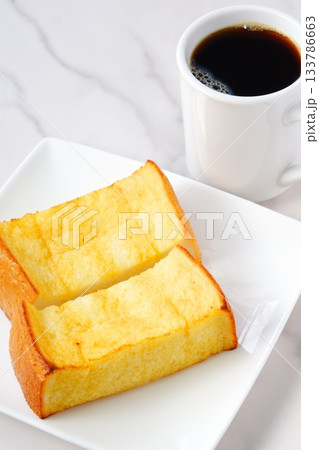 フレンチトーストとコーヒー - 厚切りパンのフレンチトーストと、淹れたてのコーヒーで、朝ごはん フレンチトーストとコーヒー - 厚切りパンのフレンチトーストと、淹れたてのコーヒーで、朝ごはん 133786663