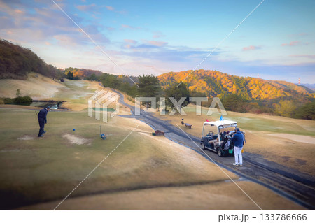 早朝のゴルフ場 133786666