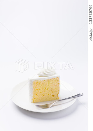 皿に盛られたケーキ シフォンケーキ 白背景 皿に盛られたケーキ シフォンケーキ 白背景 133786766