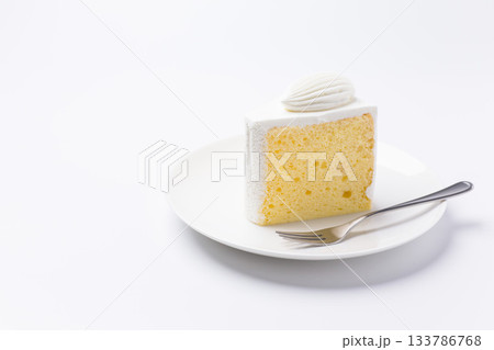 皿に盛られたケーキ シフォンケーキ 白背景 皿に盛られたケーキ シフォンケーキ 白背景 133786768