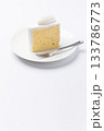 皿に盛られたケーキ シフォンケーキ 白背景 133786773
