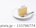 皿に盛られたケーキ シフォンケーキ 白背景 133786774