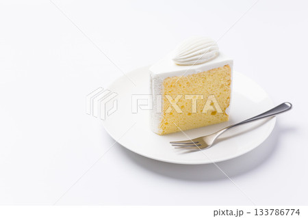 皿に盛られたケーキ シフォンケーキ 白背景 皿に盛られたケーキ シフォンケーキ 白背景 133786774