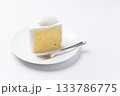 皿に盛られたケーキ シフォンケーキ 白背景 133786775