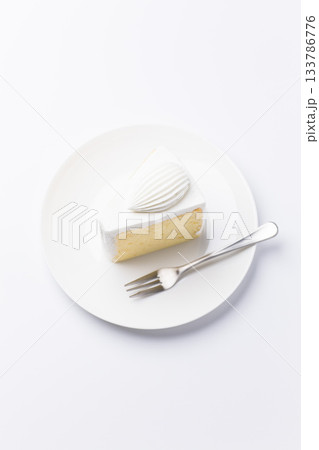 皿に盛られたケーキ シフォンケーキ 白背景 133786776