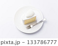 皿に盛られたケーキ シフォンケーキ 白背景 133786777