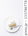 皿に盛られたケーキ シフォンケーキ 白背景 133786778