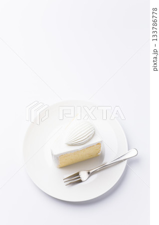 皿に盛られたケーキ シフォンケーキ 白背景 133786778