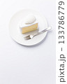 皿に盛られたケーキ シフォンケーキ 白背景 133786779