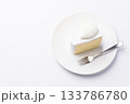 皿に盛られたケーキ シフォンケーキ 白背景 133786780