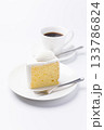 皿に盛られたケーキとコーヒー シフォンケーキ 白背景 133786824