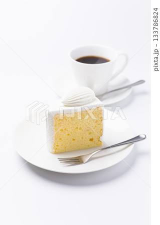 皿に盛られたケーキとコーヒー シフォンケーキ 白背景 皿に盛られたケーキとコーヒー シフォンケーキ 白背景 133786824
