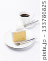 皿に盛られたケーキとコーヒー シフォンケーキ 白背景 133786825