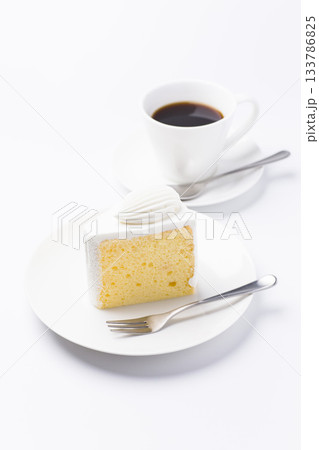 皿に盛られたケーキとコーヒー シフォンケーキ 白背景 133786825