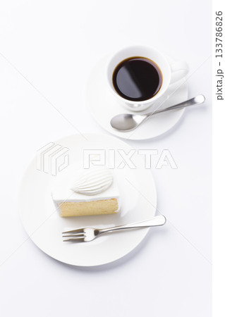 皿に盛られたケーキとコーヒー シフォンケーキ 白背景 皿に盛られたケーキとコーヒー シフォンケーキ 白背景 133786826