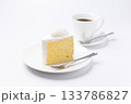 皿に盛られたケーキとコーヒー シフォンケーキ 白背景 133786827