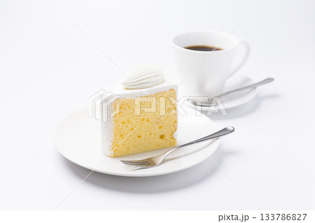 皿に盛られたケーキとコーヒー シフォンケーキ 白背景 皿に盛られたケーキとコーヒー シフォンケーキ 白背景 133786827