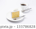 皿に盛られたケーキとコーヒー シフォンケーキ 白背景 133786828