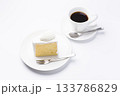 皿に盛られたケーキとコーヒー シフォンケーキ 白背景 133786829