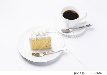 皿に盛られたケーキとコーヒー シフォンケーキ 白背景 133786829