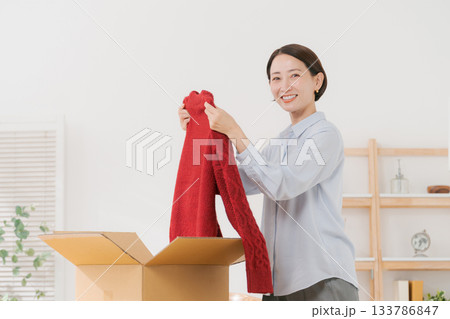 箱からセーターを出す女性 箱からセーターを出す女性 133786847