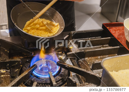 キッチンでオムレツを調理する過程の様子 133786977