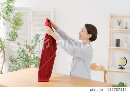 赤いセーターを持つ女性 赤いセーターを持つ女性 133787313