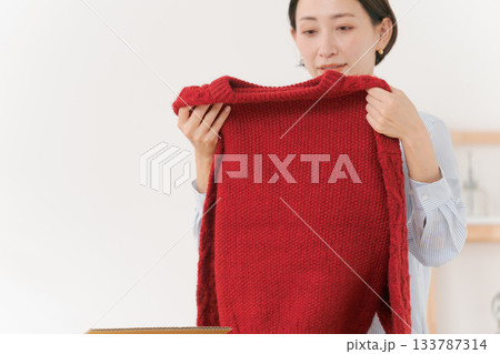 赤いセーターを持つ女性 赤いセーターを持つ女性 133787314