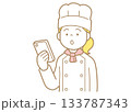 スマートフォンの画面を見るコックコートにコック帽の女性のイラスト	 133787343