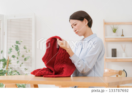 セーターを見て困る女性 セーターを見て困る女性 133787692