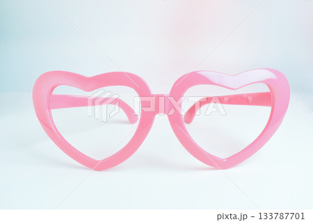 pink heart shape of glasses on white background pink heart shape of glasses on white background 133787701