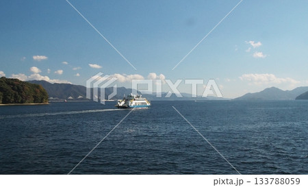 快晴の瀬戸内海にフェリー旅出発！ 133788059