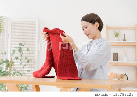 セーターを畳む女性 133788125