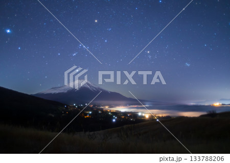 冬の山中湖村パノラマ台から富士山に沈むオリオン 133788206