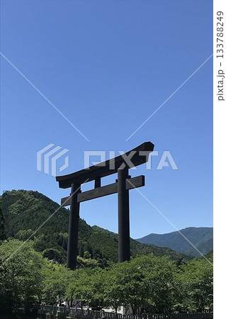 和歌山県にある青空に映える大鳥居 和歌山県にある青空に映える大鳥居 133788249