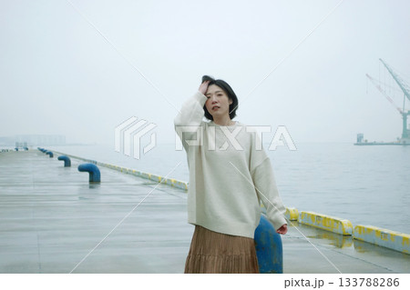 みなとではしゃぐ女性 みなとではしゃぐ女性 133788286