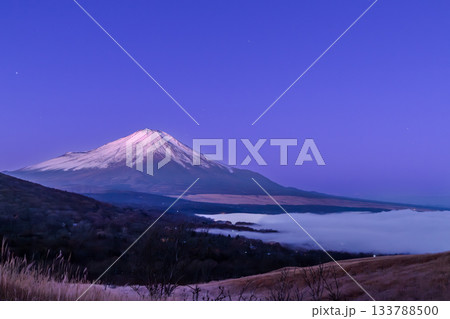 夜明けの山中湖から雲海と紅富士 夜明けの山中湖から雲海と紅富士 133788500