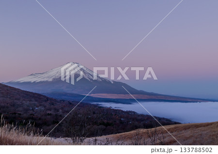夜明けの山中湖から雲海と紅富士 夜明けの山中湖から雲海と紅富士 133788502