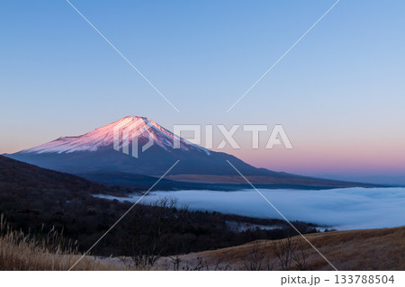 夜明けの山中湖から雲海と紅富士 夜明けの山中湖から雲海と紅富士 133788504